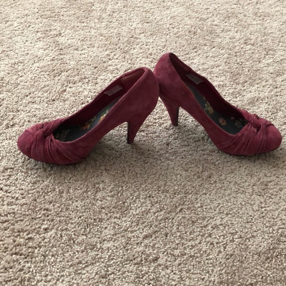 SOLD: 3 FOR $25: Mauve faux-suede knot-front pumps, size 6 1/2. - Picture 2 of 4